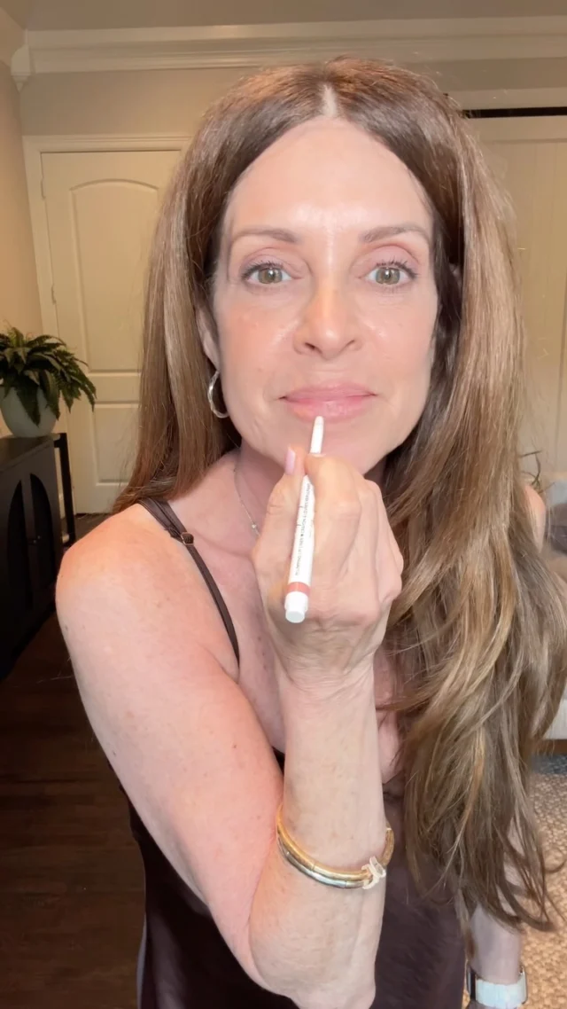 Here are my top Friday beauty picks for women 50+, 60+, 70+! 💖

While my product recommendations cater to mature skin, I think they're suitable for all ages.

My favorite lip combo, a root touch-up product, an eyelash growth serum, and an easy-to-reapply sunscreen made the cut this week.

Want to know more? Comment 'LINKS' to receive the full scoop in your messages! (Don't forget to like and follow first.) 🔔

#fridayfavorites #favoritebeautyproducts #maturemakeup #matureskin #proaging #aginggracefully #womenover50 #womenover60 #lipcombo #spf #sunscreen #midlife #midlifeinfluencers #summermakeup #naturalmakeuplook #thisis60
