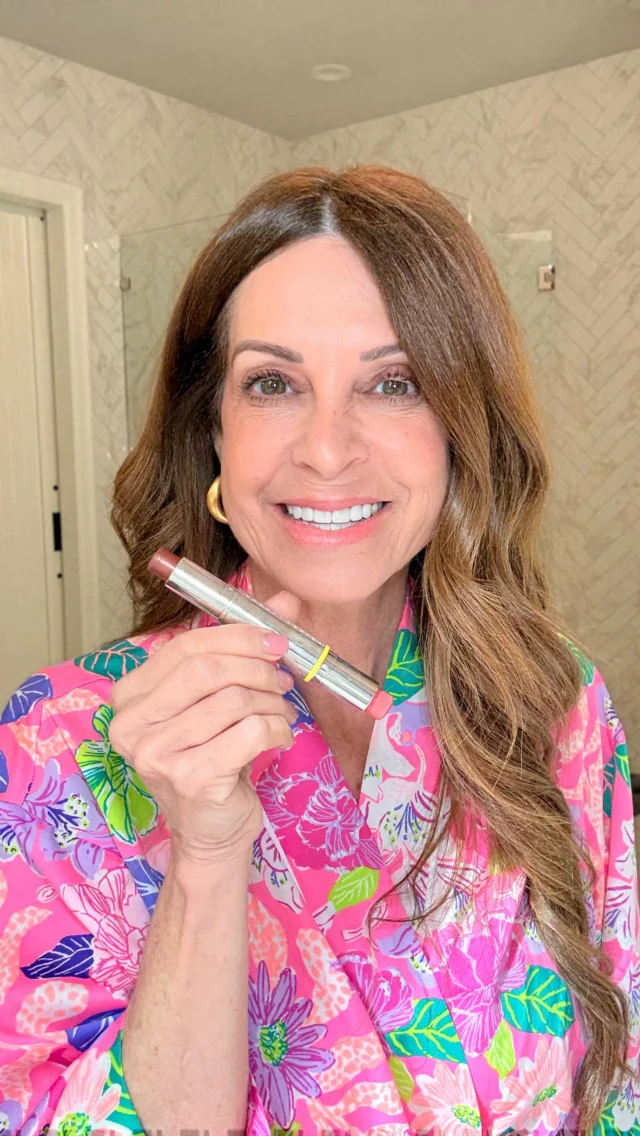 It’s glow time!✨💖✨

There’s something about a dewy, glowy, natural makeup look that screams “Take me to the beach” asap! Maybe my husband will get the hint. LOL!🏖️🐚☀️

The star of my glowy skin products is from Trinny London and I’m here for it. Wear it alone, mix it into your moisturizer or foundation AND/OR add it to high spots on the face for the perfect summer glow.✨

Let me know if you want a rundown of all of these products that are perfect for us ladies over 50 because you know I love sharing!💖

#aginggracefully #midlife #womenover50 #grwmmakeup #skincarethatworks #moisturizer #peptides #trinnylondon #glowingskintips